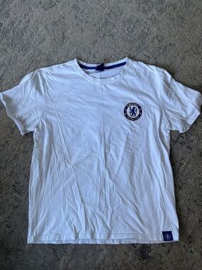 Chelsea Football Club White Men's Crest T‑Shirt size large looks smaller
